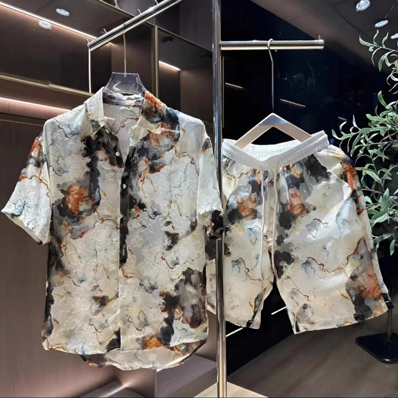 Mens Fashion Workwear - ファッショナブルでカジュアルなメンズ新作ハイエンドトレンドプリント柄ショートパンツとシャツのツーピースカジュアルスーツ