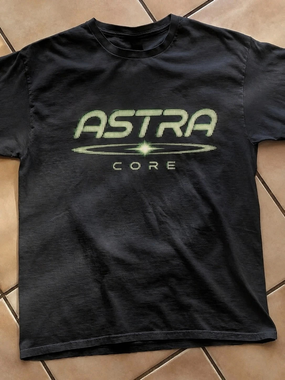 2026年ヴィンテージ風、グラフィックプリントのTシャツ。メ - Men'S Fashion Nova のレビューと価格